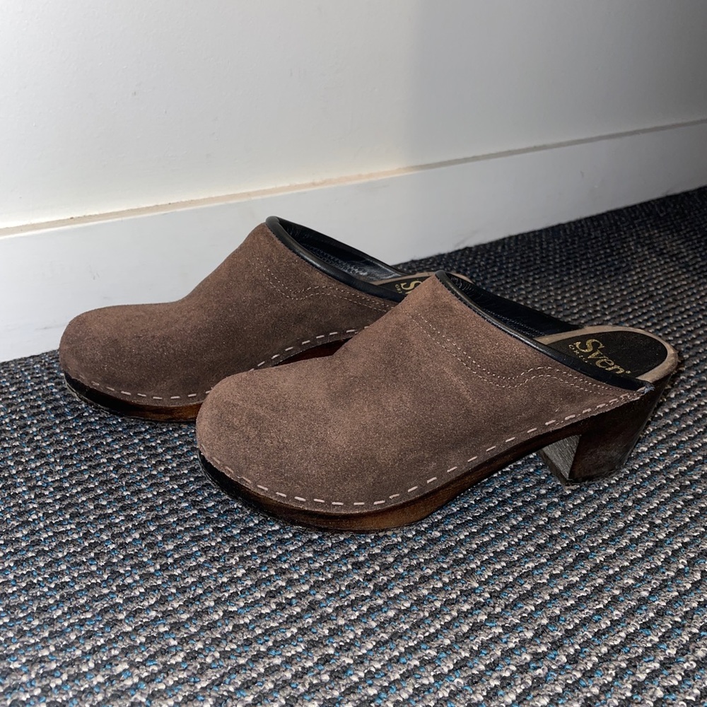 SVEN Rugged Brown Suede Clogs, 2.75" Heel, Size 38